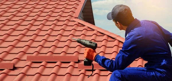 inspecting-and-repairing-the-roof-Surface