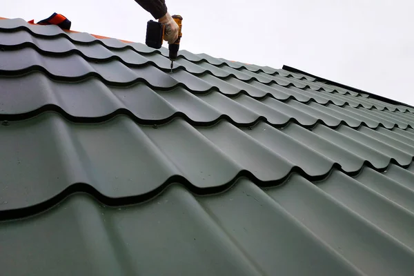 installing-metal-roofing