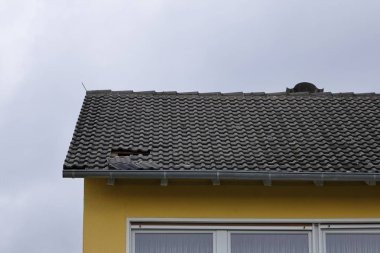 Top Signs of High Winds Damage Your Roof